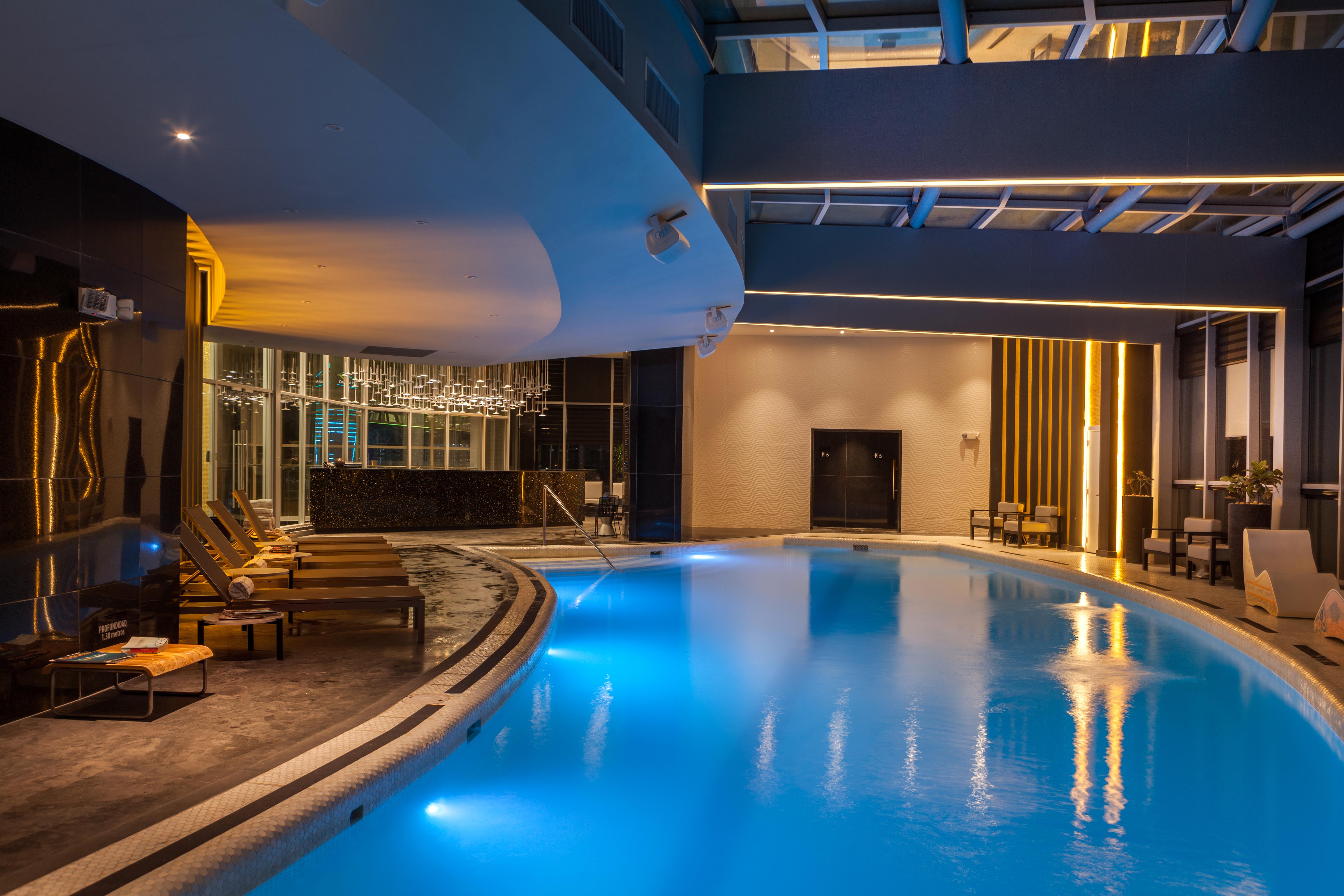 Hotel Las Americas Golden Tower Panama Bagian luar foto The pool at the hotel