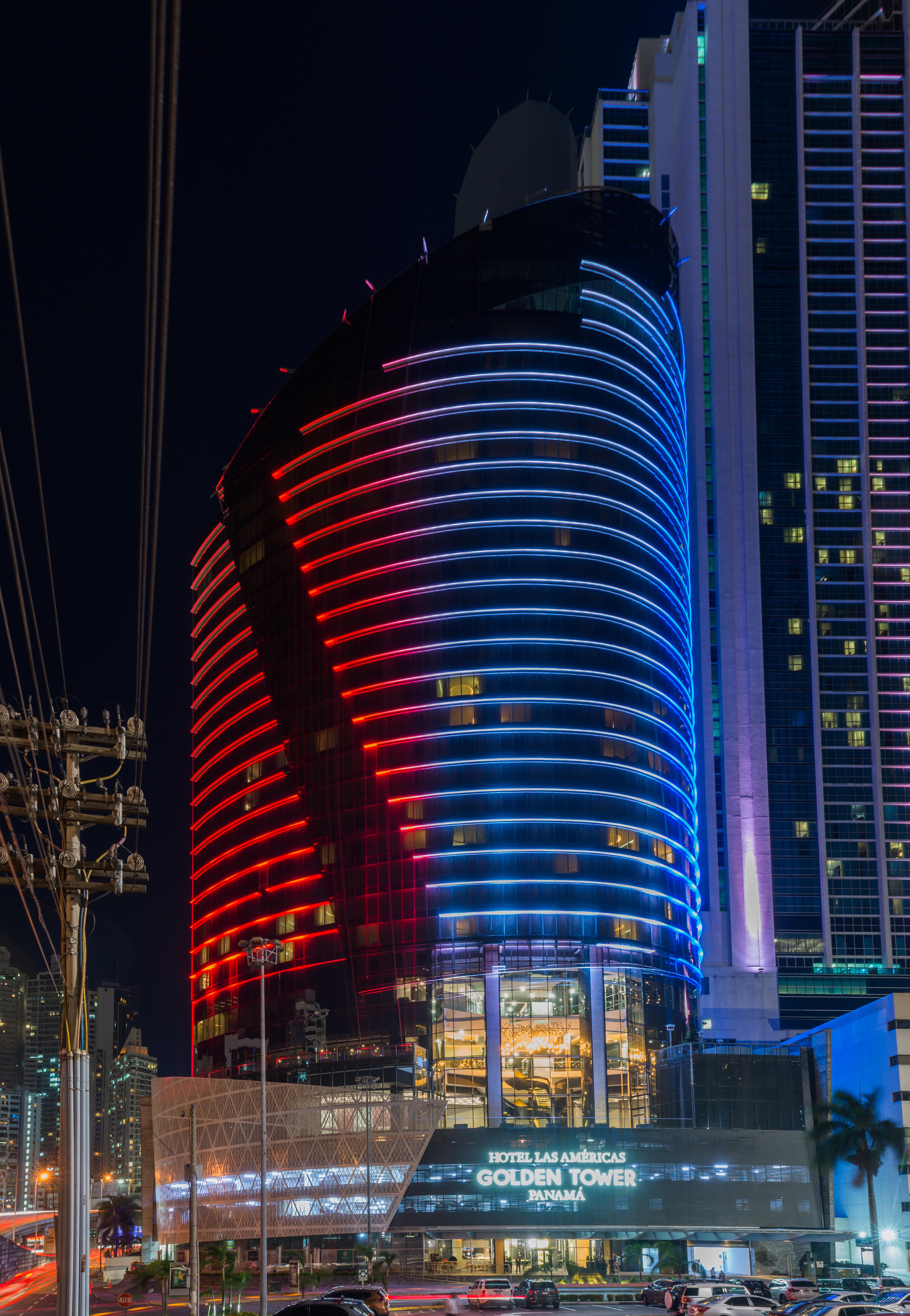 Hotel Las Americas Golden Tower Panama Bagian luar foto The hotel at night