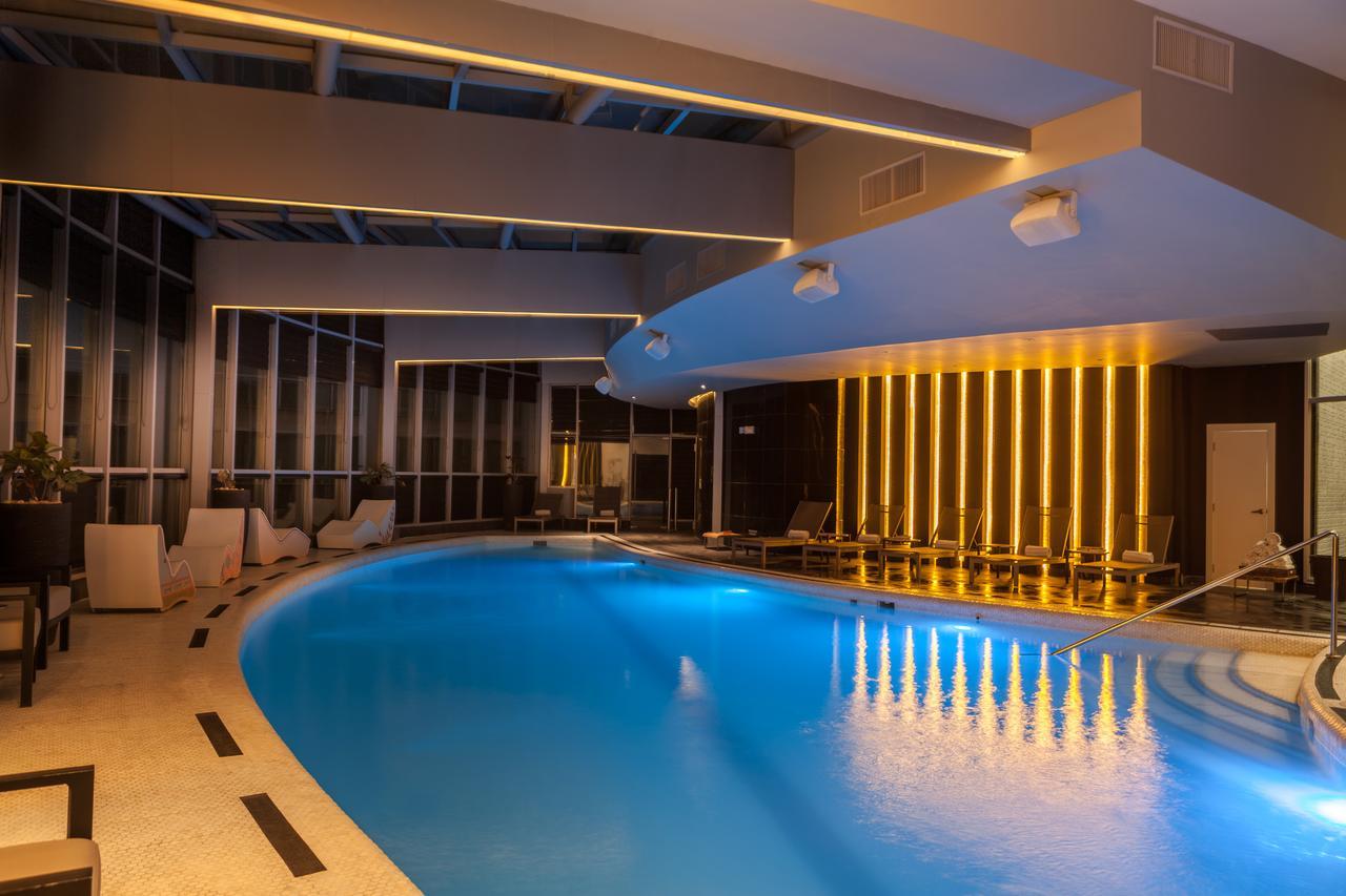 Hotel Las Americas Golden Tower Panama Bagian luar foto The pool at the hotel