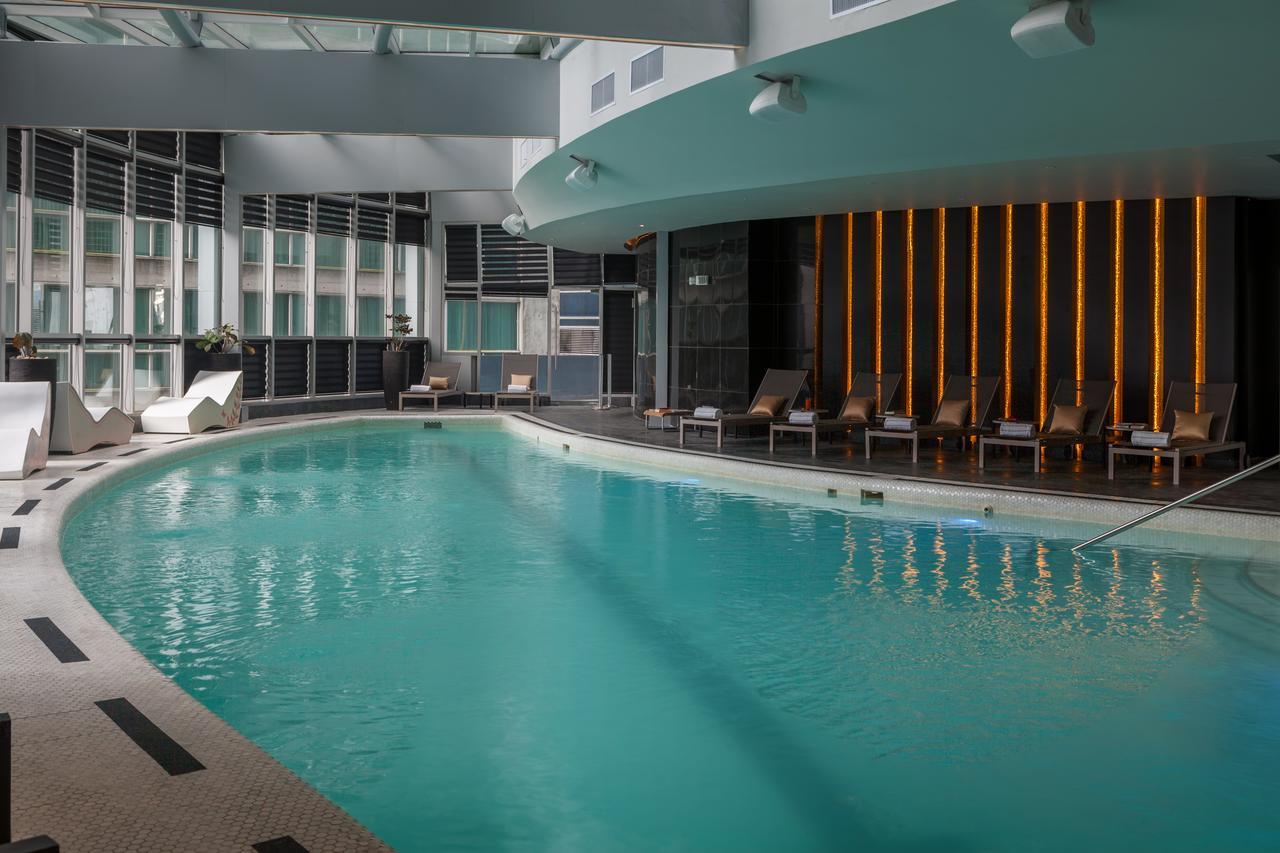 Hotel Las Americas Golden Tower Panama Bagian luar foto The pool at the hotel