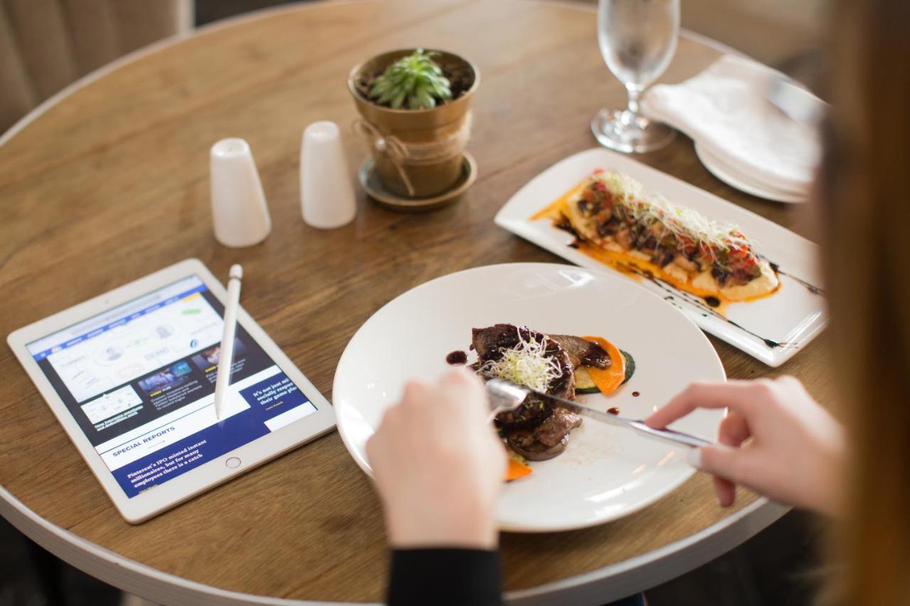 Hotel Las Americas Golden Tower Panama Bagian luar foto A woman using a tablet while eating
